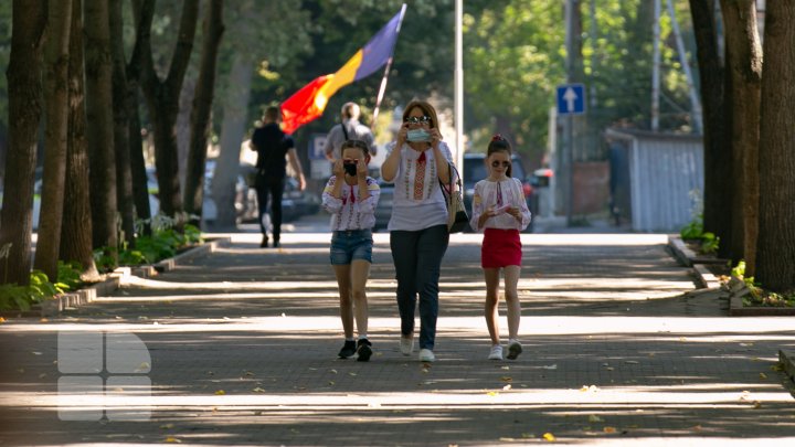 Depuneri de flori la busturile scriitorilor de pe Aleea Clasicilor cu ocazia Zilei Limbii Române (FOTOREPORT)