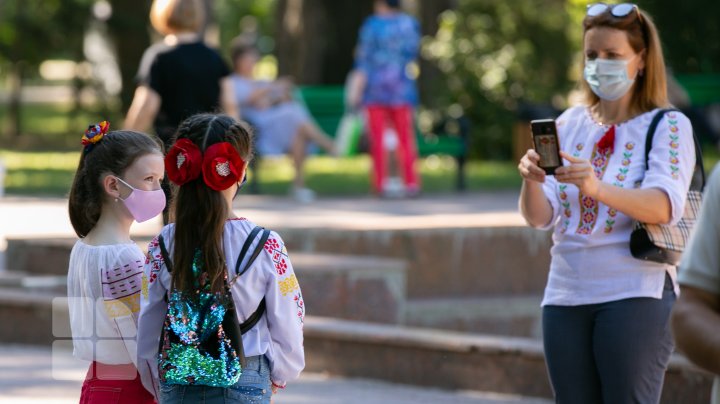 Depuneri de flori la busturile scriitorilor de pe Aleea Clasicilor cu ocazia Zilei Limbii Române (FOTOREPORT)