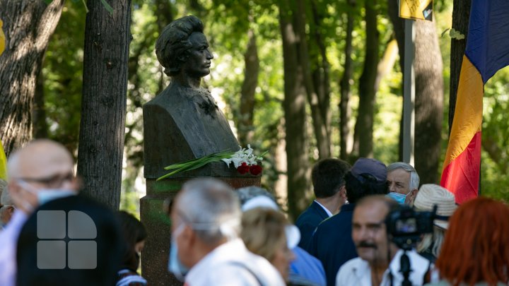 Depuneri de flori la busturile scriitorilor de pe Aleea Clasicilor cu ocazia Zilei Limbii Române (FOTOREPORT)