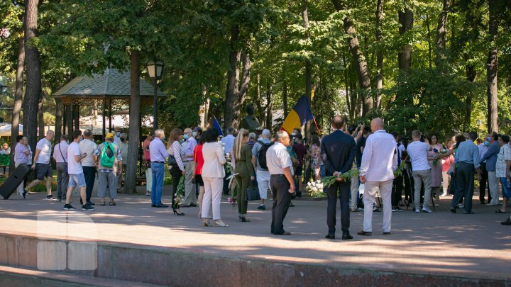 Depuneri de flori la busturile scriitorilor de pe Aleea Clasicilor cu ocazia Zilei Limbii Române (FOTOREPORT)