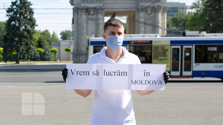 PROTEST la Guvern. Administratorii piscinelor vor să activeze din nou: Incompetenţa voastră nu este vina noastră (FOTO)