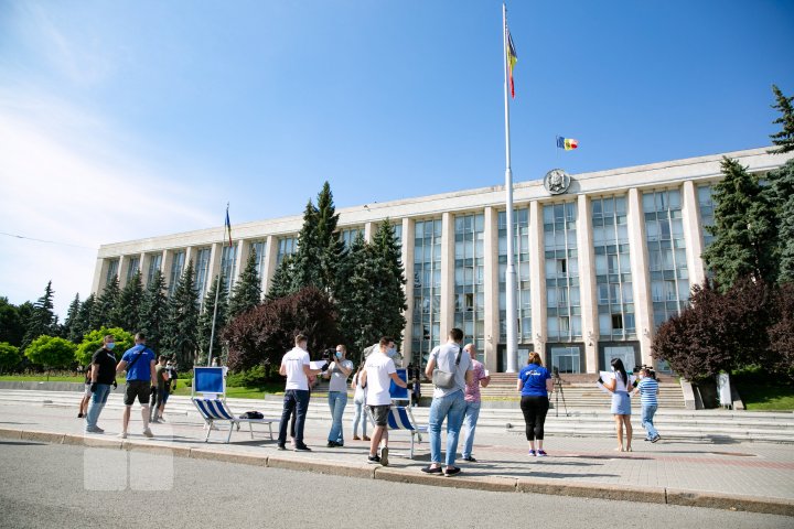 PROTEST la Guvern. Administratorii piscinelor vor să activeze din nou: Incompetenţa voastră nu este vina noastră (FOTO)