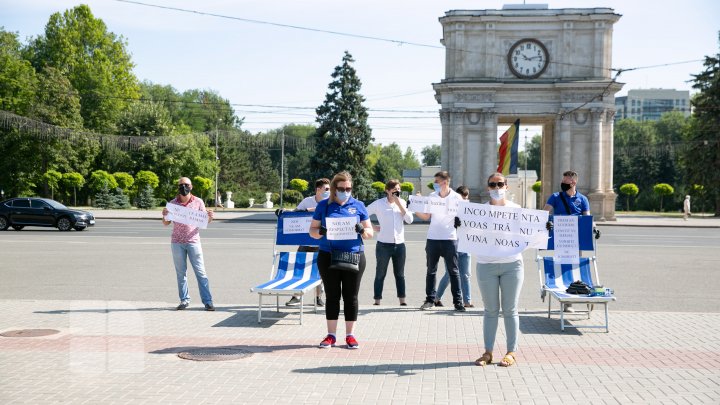 PROTEST la Guvern. Administratorii piscinelor vor să activeze din nou: Incompetenţa voastră nu este vina noastră (FOTO)