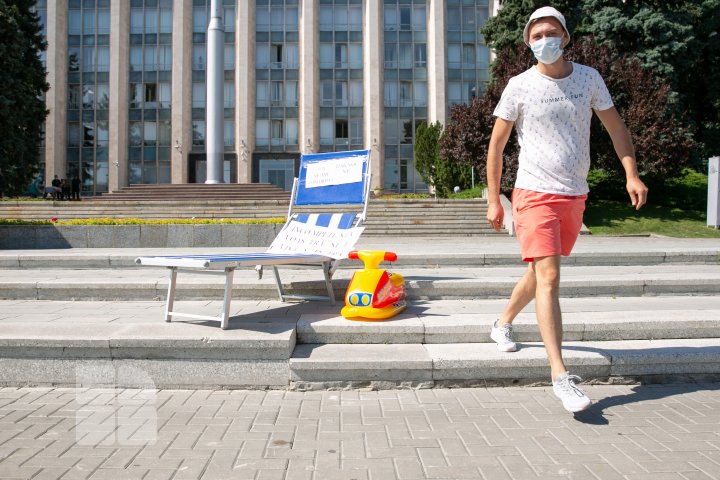 PROTEST la Guvern. Administratorii piscinelor vor să activeze din nou: Incompetenţa voastră nu este vina noastră (FOTO)