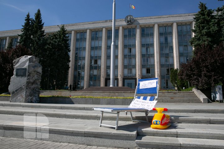 PROTEST la Guvern. Administratorii piscinelor vor să activeze din nou: Incompetenţa voastră nu este vina noastră (FOTO)