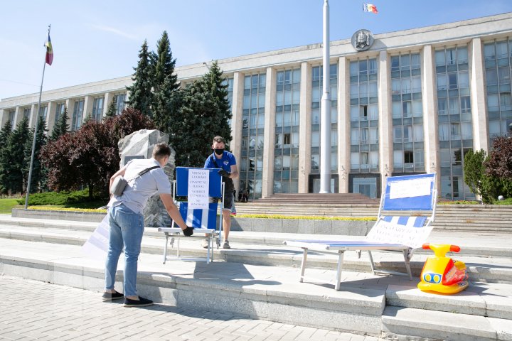 PROTEST la Guvern. Administratorii piscinelor vor să activeze din nou: Incompetenţa voastră nu este vina noastră (FOTO)