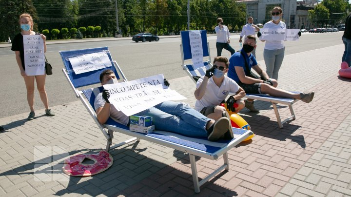 PROTEST la Guvern. Administratorii piscinelor vor să activeze din nou: Incompetenţa voastră nu este vina noastră (FOTO)