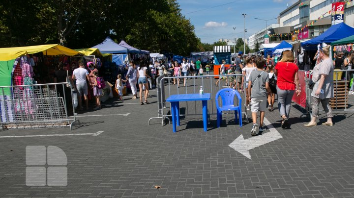 Rechizite, haine, încălţăminte şi ghiozdane pe orice gust la iarmarocul școlar din Capitală (FOTOREPORT)