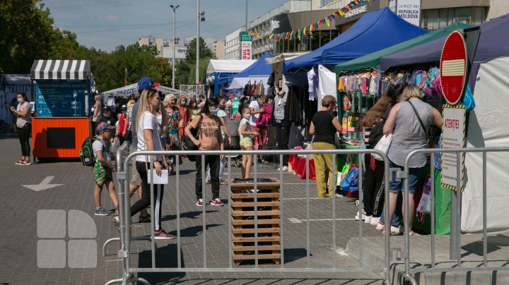 Rechizite, haine, încălţăminte şi ghiozdane pe orice gust la iarmarocul școlar din Capitală (FOTOREPORT)