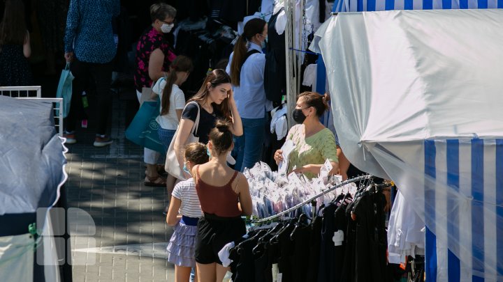 Rechizite, haine, încălţăminte şi ghiozdane pe orice gust la iarmarocul școlar din Capitală (FOTOREPORT)