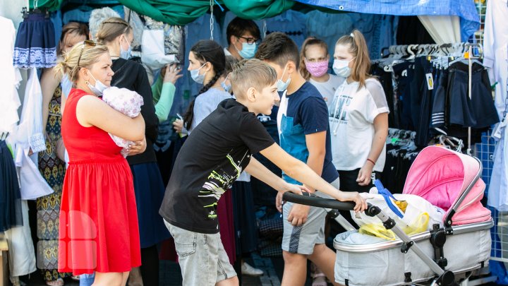 Rechizite, haine, încălţăminte şi ghiozdane pe orice gust la iarmarocul școlar din Capitală (FOTOREPORT)