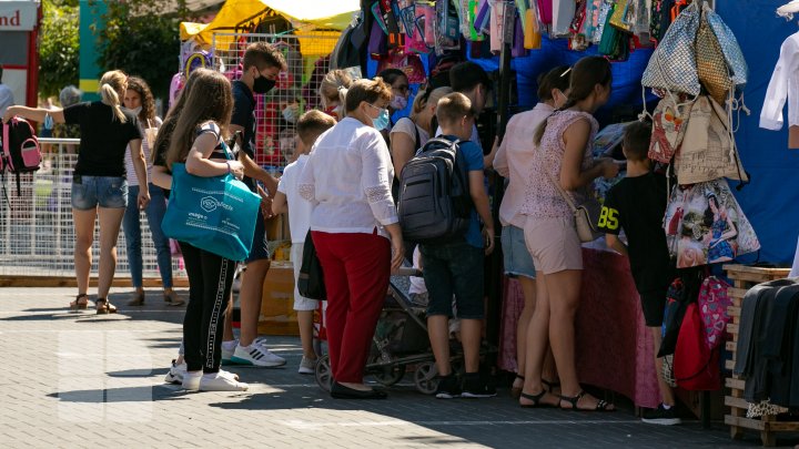 Rechizite, haine, încălţăminte şi ghiozdane pe orice gust la iarmarocul școlar din Capitală (FOTOREPORT)