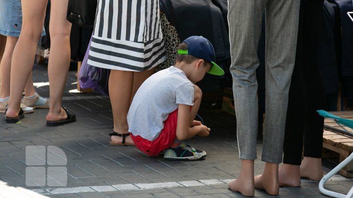 Rechizite, haine, încălţăminte şi ghiozdane pe orice gust la iarmarocul școlar din Capitală (FOTOREPORT)