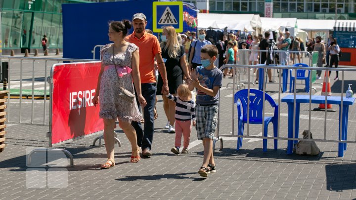 Rechizite, haine, încălţăminte şi ghiozdane pe orice gust la iarmarocul școlar din Capitală (FOTOREPORT)