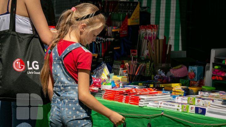 Rechizite, haine, încălţăminte şi ghiozdane pe orice gust la iarmarocul școlar din Capitală (FOTOREPORT)