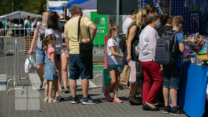 Rechizite, haine, încălţăminte şi ghiozdane pe orice gust la iarmarocul școlar din Capitală (FOTOREPORT)