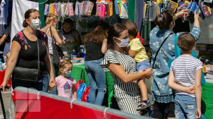 Rechizite, haine, încălţăminte şi ghiozdane pe orice gust la iarmarocul școlar din Capitală (FOTOREPORT)