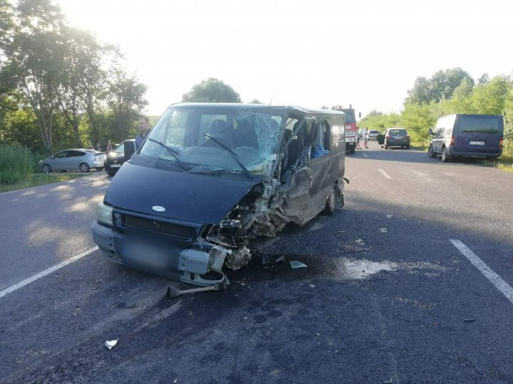 ACCIDENT CUMPLIT pe șoseaua Chișinău-Ungheni din cauza unui șofer care mergea pe contrasens. Un bărbat a murit (FOTO)