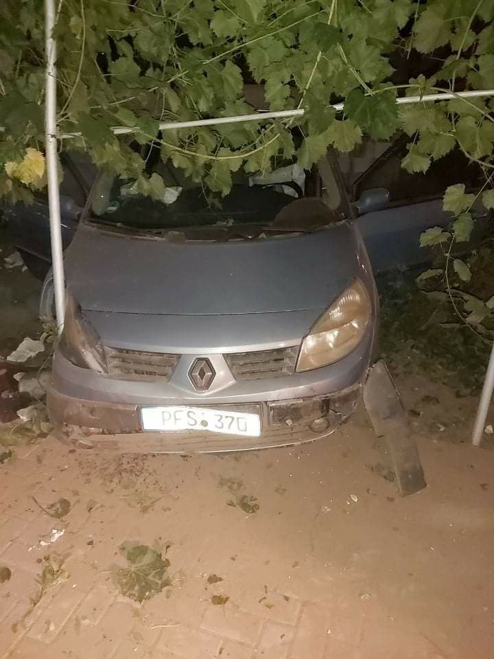 ACCIDENT GRAV în raionul Cahul. Un șofer a ajuns cu mașina în curtea unui gospodar (FOTO)