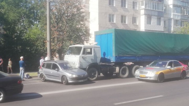 IMPACT VIOLENT pe strada Miorița. O mașină, avariată grav. În zonă s-au format ambuteiaje (FOTO)