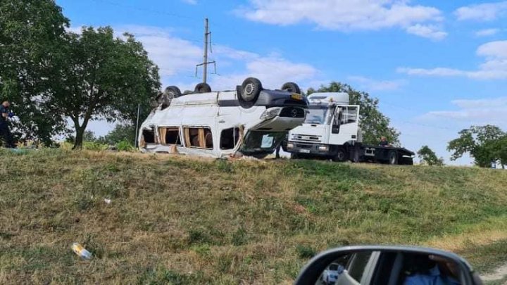 ACCIDENT CUMPLIT la Ștefan Vodă. Un microbuz de rută s-a RĂSTURNAT pe șosea: Sunt 11 VICTIME (VIDEO/FOTO)