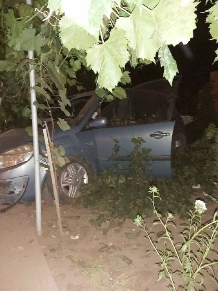 ACCIDENT GRAV în raionul Cahul. Un șofer a ajuns cu mașina în curtea unui gospodar (FOTO)