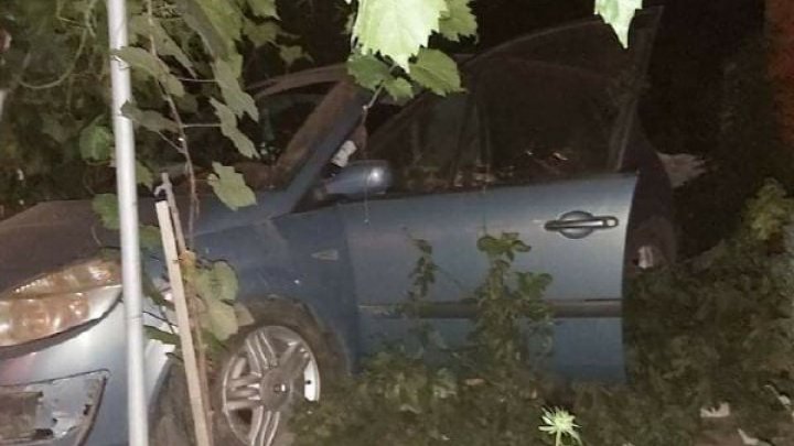 ACCIDENT GRAV în raionul Cahul. Un șofer a ajuns cu mașina în curtea unui gospodar (FOTO)