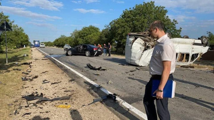 ACCIDENT CUMPLIT la Ștefan Vodă. Un microbuz de rută s-a RĂSTURNAT pe șosea: Sunt 11 VICTIME (VIDEO/FOTO)