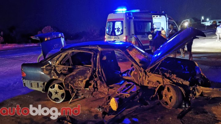 ACCIDENT GRAV la ieșirea din Chișinău spre Băcioi. Un automobil a fost făcut praf (FOTO)