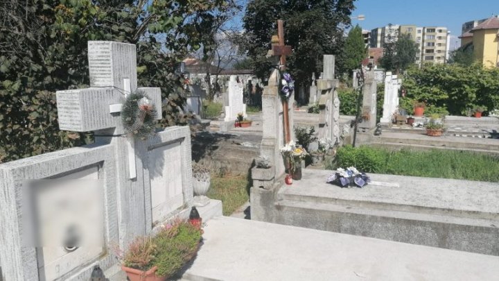 La plajă pe cavou, într-un cimitir din Alba Iulia (FOTO)