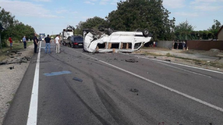 Două dintre victimele accidentului de la Ștefan Vodă se zbat între viaţă şi moarte. Șoferul vinovat, reținut