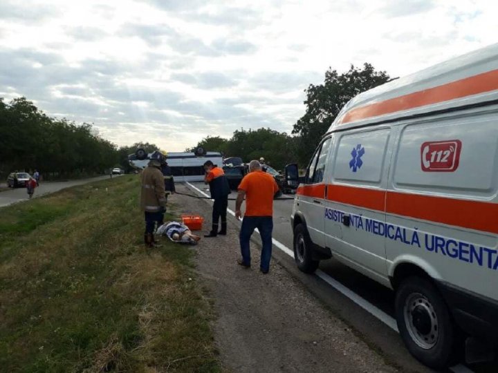 Două dintre victimele accidentului de la Ștefan Vodă se zbat între viaţă şi moarte. Șoferul vinovat, reținut