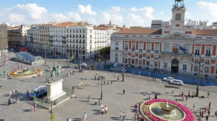 Piața Puerta del Sol din centrul Madridului, transformată într-o imensă zonă pietonală. Care este motivul