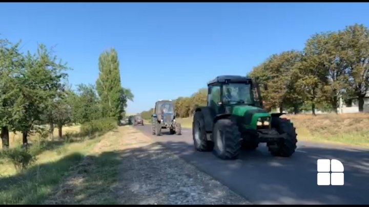 Protest cu tractoare în mai multe regiuni ale ţării. Agricultorii cer ajutor de la stat (FOTO/VIDEO)