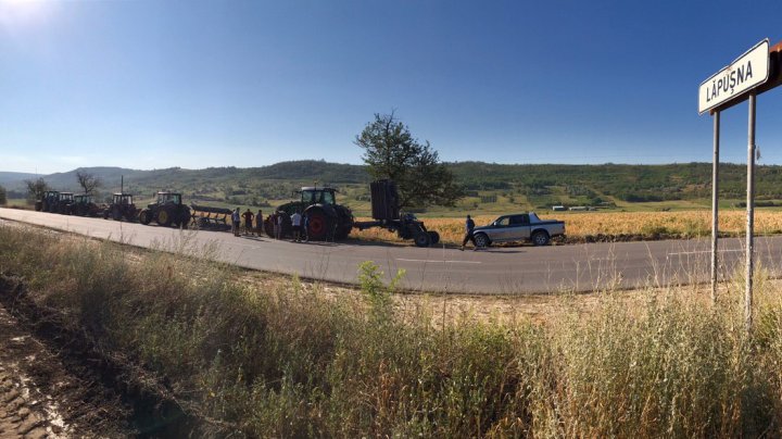 Protest cu tractoare în mai multe regiuni ale ţării. Agricultorii cer ajutor de la stat (FOTO/VIDEO)