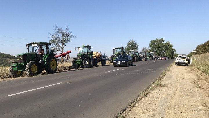 Protest cu tractoare în mai multe regiuni ale ţării. Agricultorii cer ajutor de la stat (FOTO/VIDEO)