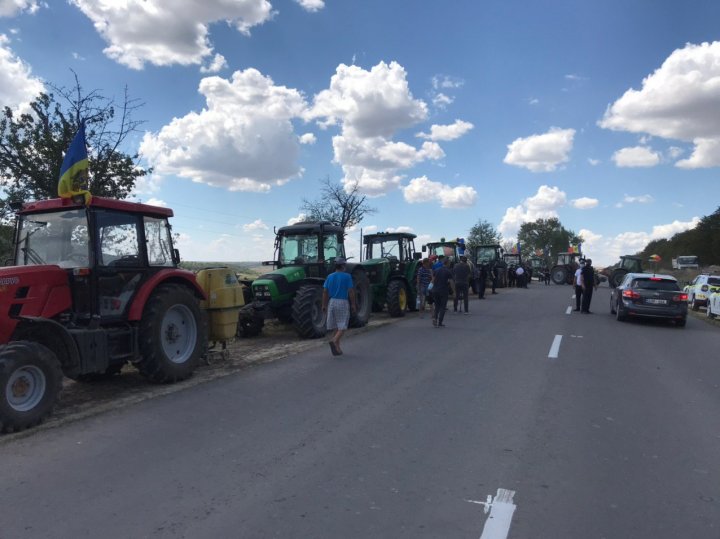 Ultima oră! Agricultorii AU BLOCAT drumul naţional Chişinău-Căuşeni (FOTO/VIDEO)