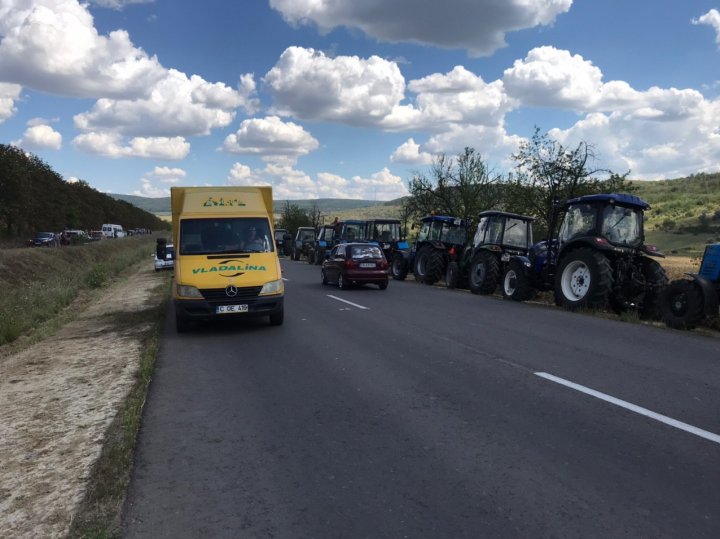 Ultima oră! Agricultorii AU BLOCAT drumul naţional Chişinău-Căuşeni (FOTO/VIDEO)