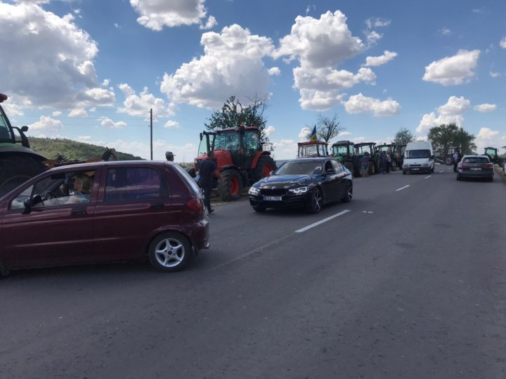 Ultima oră! Agricultorii AU BLOCAT drumul naţional Chişinău-Căuşeni (FOTO/VIDEO)