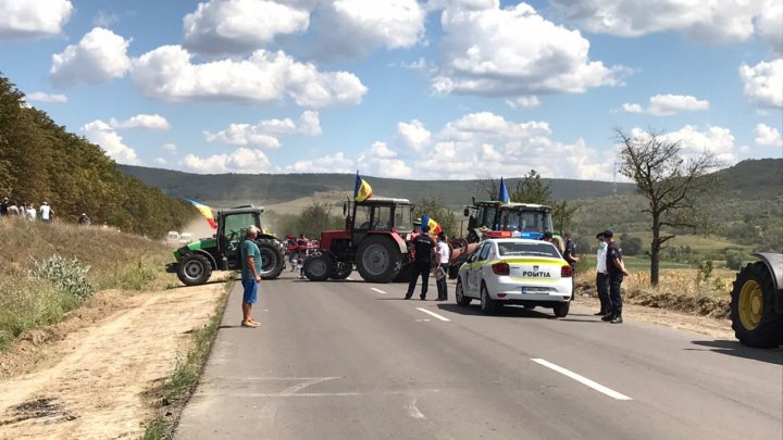 Ultima oră! Agricultorii AU BLOCAT drumul naţional Chişinău-Căuşeni (FOTO/VIDEO)