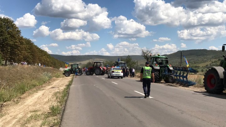 Ultima oră! Agricultorii AU BLOCAT drumul naţional Chişinău-Căuşeni (FOTO/VIDEO)