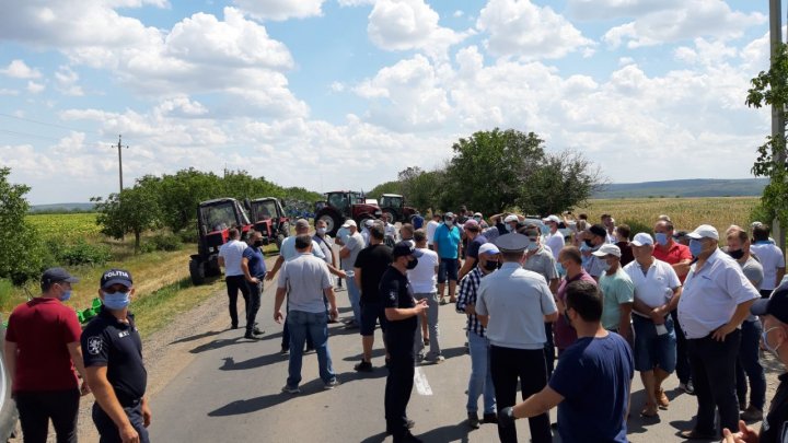 Ultima oră! Agricultorii AU BLOCAT drumul naţional Chişinău-Căuşeni (FOTO/VIDEO)