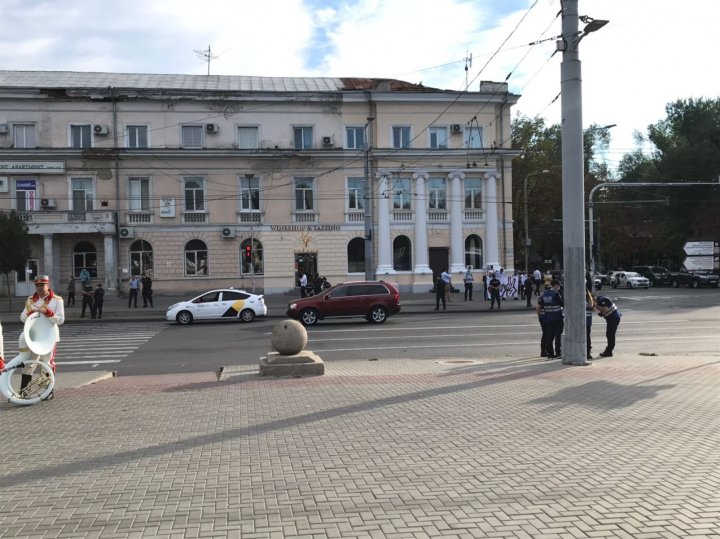 Depunerea de flori de la monumentul lui Ștefan cel Mare și Sfânt, marcată de mai multe acțiuni de protest (FOTO/VIDEO)