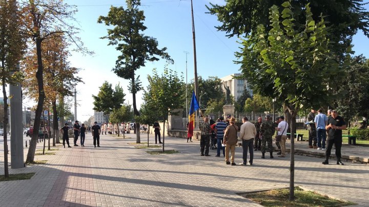 Depunerea de flori de la monumentul lui Ștefan cel Mare și Sfânt, marcată de mai multe acțiuni de protest (FOTO/VIDEO)