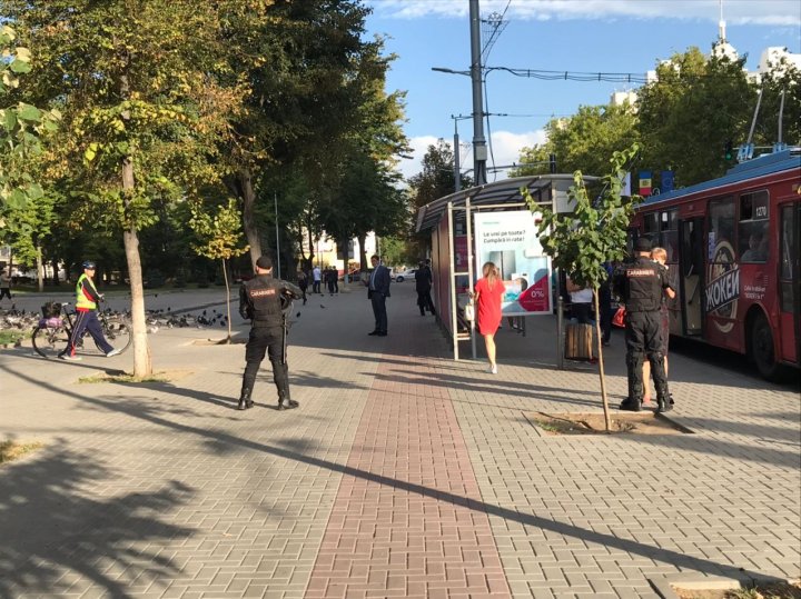 Depunerea de flori de la monumentul lui Ștefan cel Mare și Sfânt, marcată de mai multe acțiuni de protest (FOTO/VIDEO)