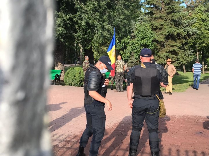 Depunerea de flori de la monumentul lui Ștefan cel Mare și Sfânt, marcată de mai multe acțiuni de protest (FOTO/VIDEO)