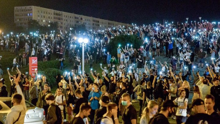 Proteste violente în Belarus continuă. Un protestatar a murit, iar mai mulți au fost răniți (VIDEO)