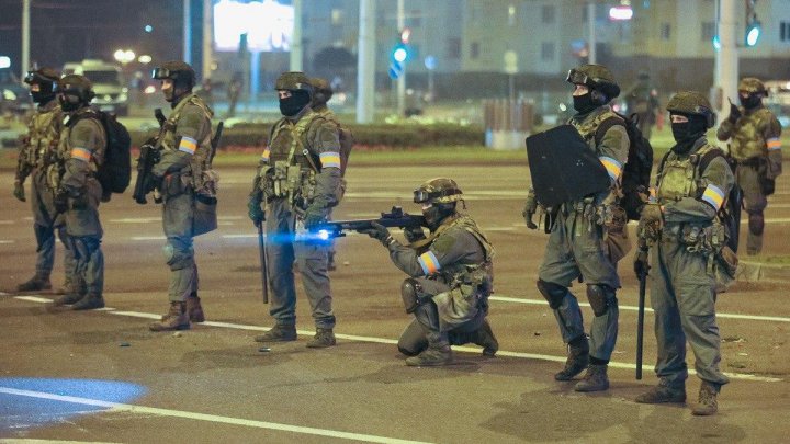 Proteste violente în Belarus continuă. Un protestatar a murit, iar mai mulți au fost răniți (VIDEO)