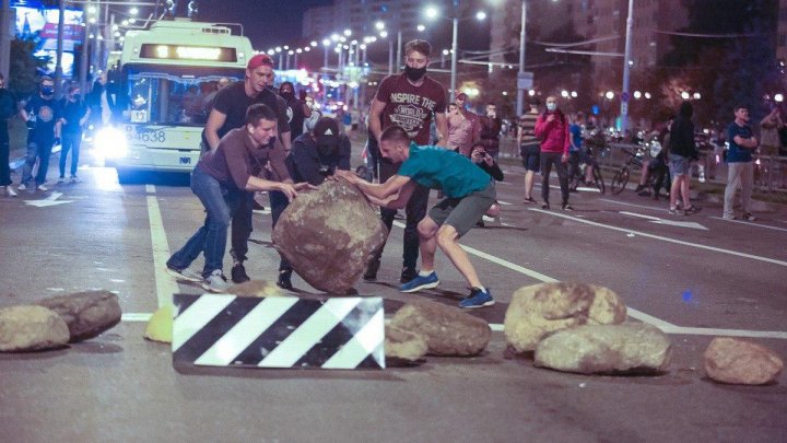 Proteste violente în Belarus continuă. Un protestatar a murit, iar mai mulți au fost răniți (VIDEO)