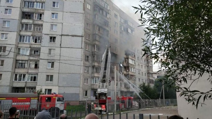 Trei persoane, inclusiv un copil, au murit în urma unei explozii într-un bloc de locuit din Rusia (VIDEO)